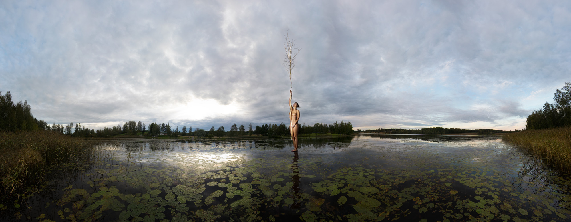 KÄÄNNA JUURI III. Fotografía y retoque digital. Lago Mustajarvi, Hämeenkyrö, Finlandia